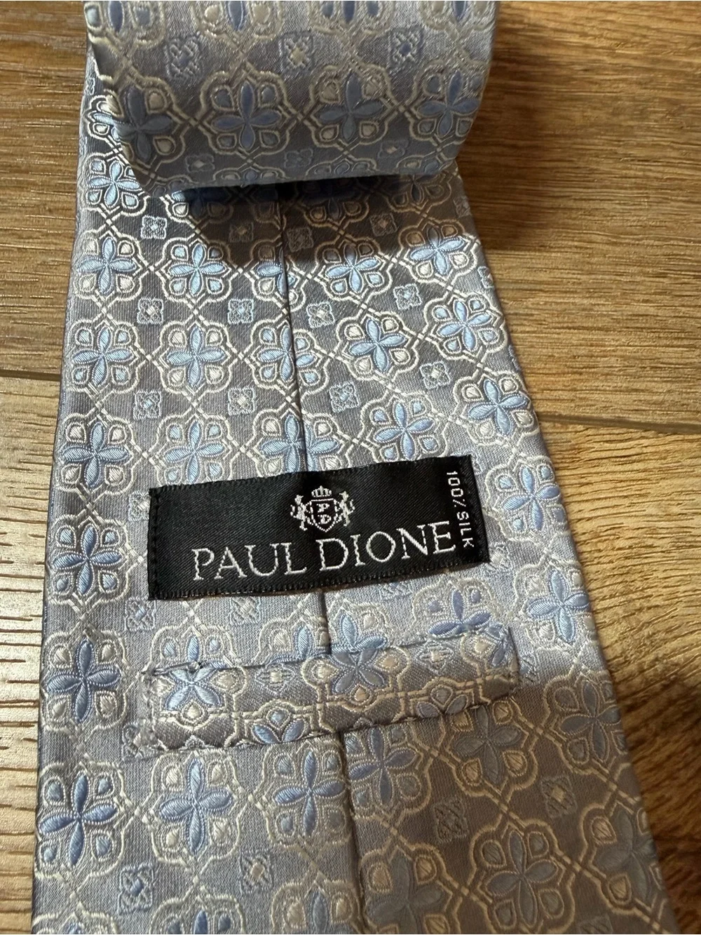 Paul Dione necktie grey and light blue geometric medallion pattern 100% Silk